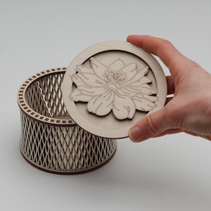 Scatola portagioie rotonda in legno personalizzata con taglio laser, con coperchio, decorativa, a scacchi, regalo floreale per lei