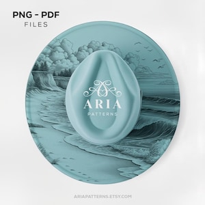 Op de afbeelding: Een lichtblauwe decoratieve schotel met een strandscène-ontwerp, met een bijpassend lichtblauw, ovaalvormig object in het midden. De schotel heeft de tekst "ARIA PATTERNS" en "ARIAPATTERNS.ETSY.COM". De afbeelding bevat ook de tekst "PNG - PDF FILES".