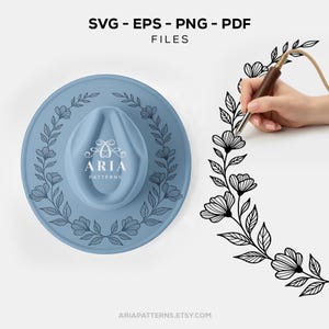 Könnte beinhalten: Ein hellblauer Hut mit floralem Design und dem Text "ARIA PATTERNS". Das Bild zeigt auch einen schwarz-weißen Blumenrand und den Text "SVG - EPS - PNG - PDF FILES". Die Website-Adresse lautet ariapatterns.etsy.com.