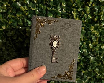 Gothic Journal (gevoerd) handgemaakt notitieboek met harde kaft op zakformaat "Victoria's Key"
