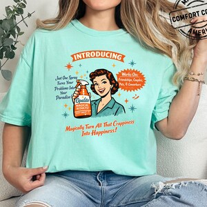 Camiseta retrô com estampa de anúncio de limpeza, camiseta vintage engraçada para donas de casa, camiseta com humor inspirado nos anos 50, blusa Comfort Colors com estética sarcástica.
