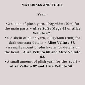 K&ouml;nnte beinhalten: Eine Liste der Materialien und Werkzeuge f&uuml;r ein Garnprojekt. Der Text enth&auml;lt das Wort "Yarn:" (Garn) und detaillierte Angaben zu Art und Menge des ben&ouml;tigten Garns, einschlie&szlig;lich Marken wie Alize Softy Mega und Velluto. Ma&szlig;e in Gramm und Meter.