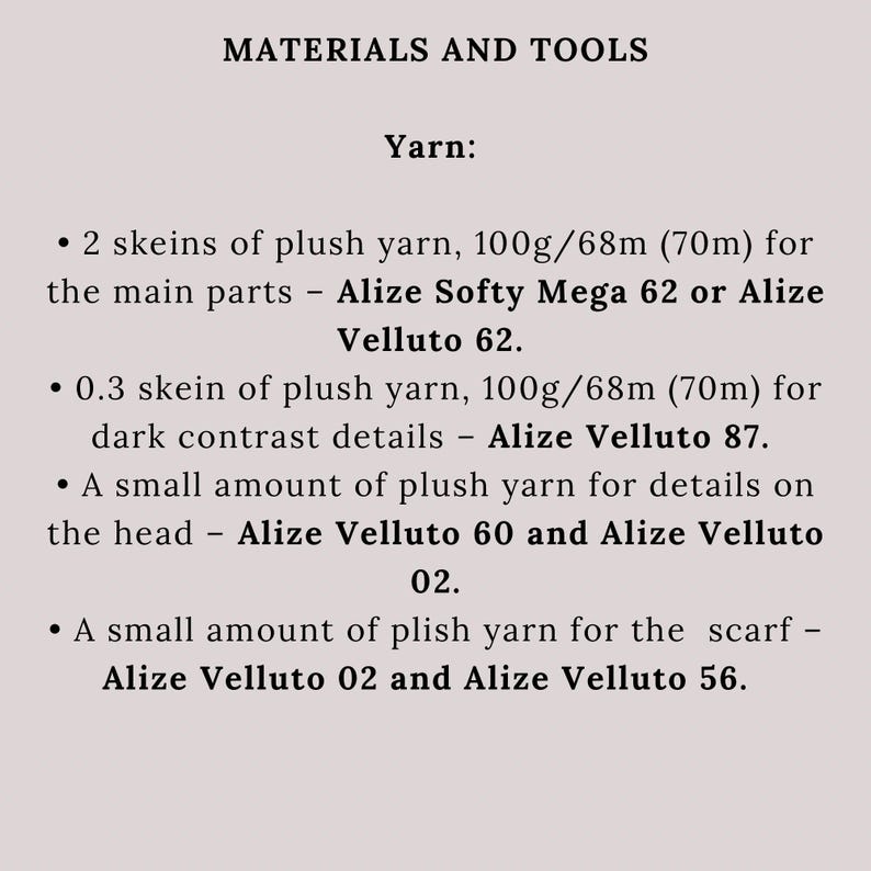 K&ouml;nnte beinhalten: Eine Liste der Materialien und Werkzeuge f&uuml;r ein Garnprojekt. Der Text enth&auml;lt das Wort "Yarn:" (Garn) und detaillierte Angaben zu Art und Menge des ben&ouml;tigten Garns, einschlie&szlig;lich Marken wie Alize Softy Mega und Velluto. Ma&szlig;e in Gramm und Meter.