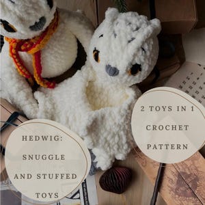 Op de afbeelding: Twee witte gehaakte uilenspeeltjes met zwarte ogen en grijze snavels. Eén uil heeft een rode en gele sjaal. De afbeelding bevat de tekst "Hedwig: Snuggle and Stuffed Toys" en "2 Toys in 1 Crochet Pattern."