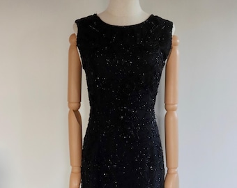 Schwarzes, gestuftes, handbesticktes Kleid