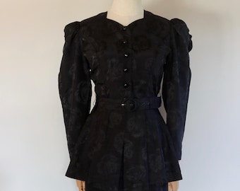 Schwarzer Peplum-Rockanzug im 80er-Jahre-Stil