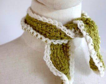 Handgehäkelter, gestrickter Halstuchschal