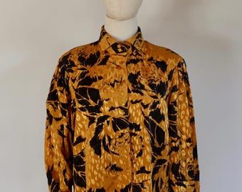 MONA International Bluse mit Golddruck im 80er-Jahre-Stil