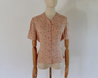 Pretty 90s floral blouse
