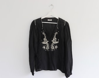 Blouse noire en coton tissé et soie brodée bohème