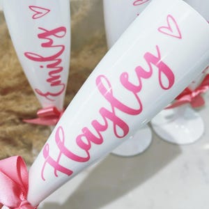 Personalizowane białe kieliszki do szampana i prosecco, kieliszki na oświadczyny dla druhen, kieliszki na wieczór panieński, personalizowane kieliszki do szampana