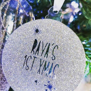 Personalised Baby&#39;s 1st Christmas Tree Bauble Decoration, Bauble tree ornament, Baby&#39;s name and Snowflakes Decorations, Personalised Bauble