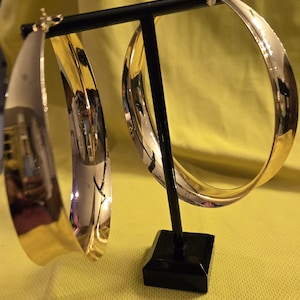 Brincos de argola dourados extra grandes graduados