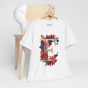 Camiseta com letra F inicial floral, presente personalizado para ela, presente de aniversário, moda de verão, uso diário confortável, camisa com design floral