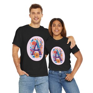 Camiseta con monograma floral inicial A, camiseta con la letra A