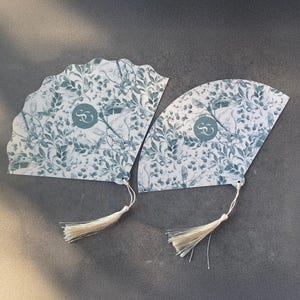 Menu de mariage personnalisé – Design élégant de fresque florale avec monogramme et nom des invités