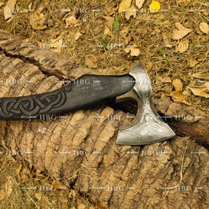 Réplica de hacha vikinga forjada a mano: cabeza de acero al carbono y mango de madera de fresno. Perfecta para coleccionistas, juegos de rol en vivo, regalos, cumpleaños y exhibiciones.