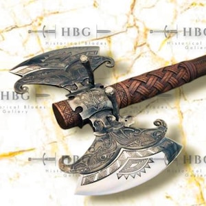 Hacha vikinga de doble cabeza hecha a mano con funda de cuero, mango y hoja grabados. Hacha nórdica decorativa. Regalo para coleccionistas y amantes de la historia.