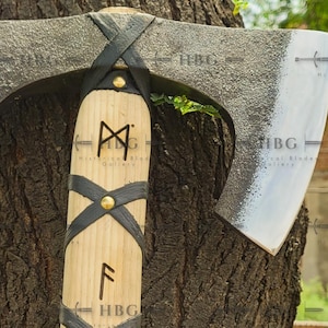 Hacha vikinga Ragnar forjada a mano: hacha de batalla de doble filo con funda de cuero, ideal para acampar y como regalo coleccionable de inspiración nórdica.
