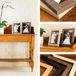 Puede incluir: Marcos de fotos de madera en varios acabados. Los marcos, en madera natural, marrón oscuro y envejecida, muestran fotografías en blanco y negro. Los marcos se presentan en varios estilos, adecuados para la decoración del hogar.