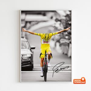 Puede incluir: Impresión en blanco y negro enmarcada de un ciclista con un maillot amarillo celebrando una victoria. El ciclista está en una bicicleta con los brazos extendidos. Un coche negro con la palabra "SKODA" está en el fondo. Una firma es visible.