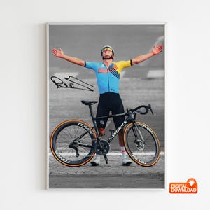 Puede incluir: Impresión enmarcada de un ciclista con un maillot azul, amarillo y negro con los brazos extendidos, junto a una bicicleta de carretera negra. La bicicleta tiene neumáticos con laterales naranjas y el texto "S-WORKS" en el cuadro. El fondo es una imagen en escala de grises.