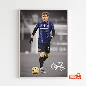 Pode incluir: Fotografia a preto e branco emoldurada de um jogador de futebol com uma camisola azul e preta com o número 23. O jogador está em pé num campo de futebol com uma bola aos seus pés. A fotografia inclui a assinatura do jogador.
