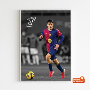 Puede incluir: Una foto en blanco y negro de un jugador de fútbol con una camiseta azul y roja corriendo con un balón de fútbol. El jugador lleva botas rojas y tiene una expresión decidida en su rostro. La foto está firmada con una firma blanca.