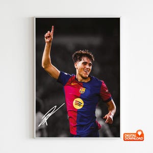 Puede incluir: Impresión digital enmarcada de un futbolista con una camiseta roja y azul con un logotipo dorado. El jugador levanta un brazo con un dedo apuntando hacia arriba. El fondo es en blanco y negro, con una firma en la esquina inferior izquierda.