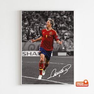 以下が含まれることがあります： 赤いユニフォームを着てゴールを祝うサッカー選手が描かれた、額入りのデジタルプリント。背景は白黒で、下部に選手のサインが入っています。「デジタルダウンロード」の文字が右下にあります。