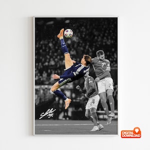 Könnte beinhalten: Schwarz-Weiß-Druck eines Fußballspielers in der Luft, der einen Fußball tritt. Der Spieler trägt eine blau-weiße Uniform. Zwei weitere Spieler sind im Hintergrund. Der Druck hat eine Signatur und die Nummer 39.