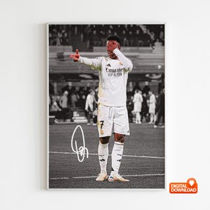 Könnte beinhalten: Schwarzweißfoto eines Fußballspielers in einem weißen Trikot mit dem Text "Emirates Fly Better" auf der Vorderseite. Der Spieler feiert ein Tor mit erhobenen Armen. Das Foto ist unten links signiert.