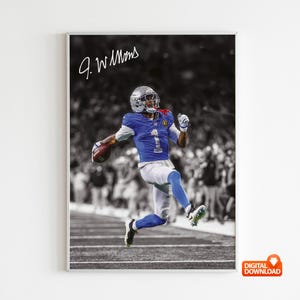 Può includere: Stampa digitale incorniciata raffigurante un giocatore di football americano in azione, con una divisa blu e bianca con il numero 1. L'immagine è in scala di grigi con colore selettivo e include la firma "G. W. Moms" in alto a sinistra.