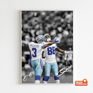 Könnte beinhalten: Gerahmtes Schwarz-Weiß-Foto von zwei Footballspielern in weißen und blauen Uniformen, die einen Sieg feiern. Ein Spieler trägt die Nummer 3, der andere 88. Der Hintergrund ist eine verschwommene Menge.