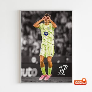 Puede incluir: Impresión digital enmarcada que presenta a un futbolista con uniforme verde claro, celebrando con gestos con las manos. El fondo es una escena de estadio en blanco y negro. La firma del jugador es visible. La imagen está etiquetada como "DESCARGA DIGITAL".