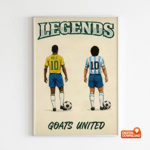 Könnte beinhalten: Gerahmter Kunstdruck mit Illustrationen von zwei Fußballlegenden, jede mit einem Fußball. Einer trägt ein gelbes Trikot mit der Nummer 10, der andere ein blau-weiß gestreiftes Trikot, ebenfalls mit der Nummer 10. Der Druck lautet "LEGENDS" und "GOATS UNITED".