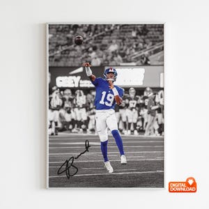 Peut inclure: Impression encadrée en noir et blanc d'un joueur de football américain en maillot bleu portant le numéro 19, lançant un ballon. Le joueur porte un casque et un pantalon blanc. L'impression comporte une signature en bas à gauche.