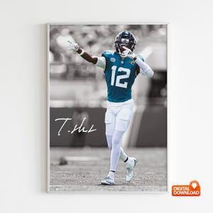 Puede incluir: Impresión en blanco y negro enmarcada de un jugador de fútbol americano con uniforme turquesa y blanco, con el número 12. El jugador está en acción, lanzando el balón. La impresión incluye una firma y es una descarga digital.