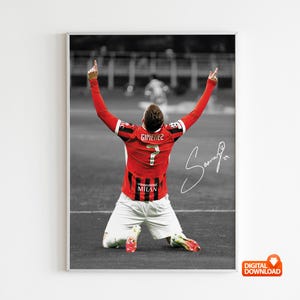 Könnte beinhalten: Ein Schwarzweißfoto eines Fußballspielers in einem roten Trikot mit dem Namen "GIGLIO" und der Nummer "7" auf dem Rücken. Der Spieler feiert ein Tor mit erhobenen Armen und eine Unterschrift unter dem Bild lautet "Samir 7".