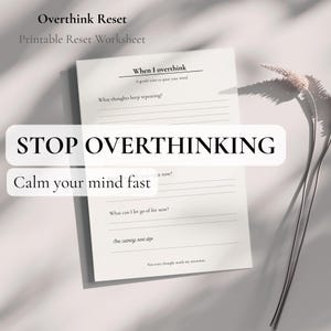 Könnte beinhalten: Ein ausdruckbares Arbeitsblatt mit dem Titel "Overthink Reset" mit dem Text "STOP OVERTHINKING" und "Calm your mind fast". Das Arbeitsblatt enthält Aufforderungen, den Geist zu beruhigen und Gedanken zu verarbeiten. Das Design ist minimalistisch mit einer neutralen Farbpalette.