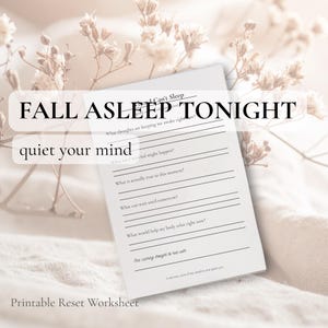 Könnte beinhalten: Ein weißes, bedruckbares Arbeitsblatt mit dem Text "FALL ASLEEP TONIGHT" und "quiet your mind". Das Arbeitsblatt enthält Aufforderungen, um den Geist vor dem Schlafengehen zu beruhigen. Der Hintergrund zeigt getrocknete Blumen.