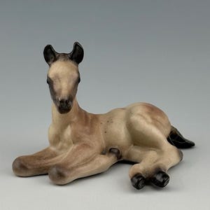 Hagen Renaker Mini Rose Grey Arabian Horse liegendes Fohlen - sehr schwer zu finden - c1959-65 Maureen Love -Vintage Miniatur Keramik Pferdefigur