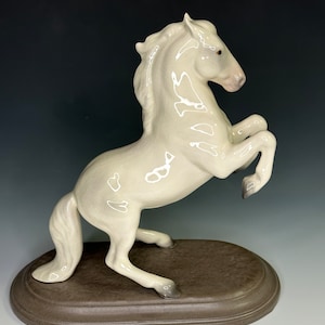 Hagen Renaker DW San Marcos Lipizzaner Aufzucht weißes Pferd Modell 1983-84 entworfen von Maureen Love - Porzellan Keramik Figur