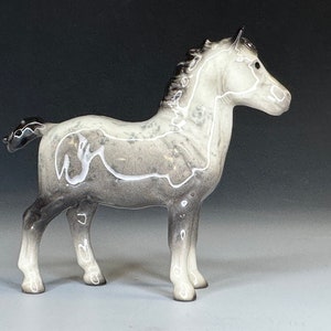 Hagen Renaker Mini Percheron Keramik Zugpferd Figur Dapple Grey – Vintage Sammlerstück
