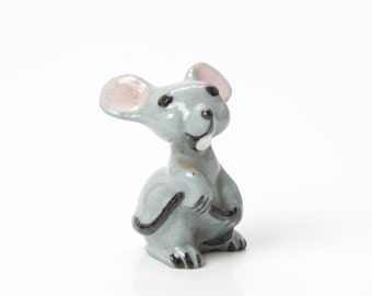 HR Mama Mouse Holding Tail Figurine - Ceramic Hagen Renaker Mini