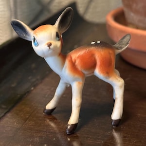 Figura de ciervo en miniatura. Cervatillo de porcelana china con manchas. Animal de cerámica coleccionable vintage. Minicriatura decorativa del bosque