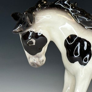 Bemalte Indianerpony Figur - Hagen Renaker Mini Keramik Pferd schwarz-weiß Version HR