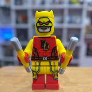 Figura de Daredevil de traje amarillo