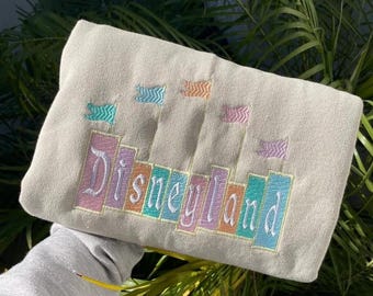 Sudadera bordada de Disneyland, camiseta con bordado de Disney, camiseta con la bandera de un castillo colorido, parque Disney, camiseta familiar de WDW, sudadera con capucha de Magic Kingdom