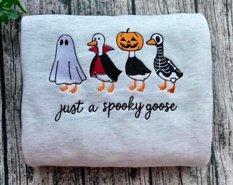 Sudadera bordada "Just A Spooky Goose", gansos de Halloween en otoño, cuello redondo de ganso fantasma, camiseta divertida para amantes de los gansos, camiseta divertida de Halloween